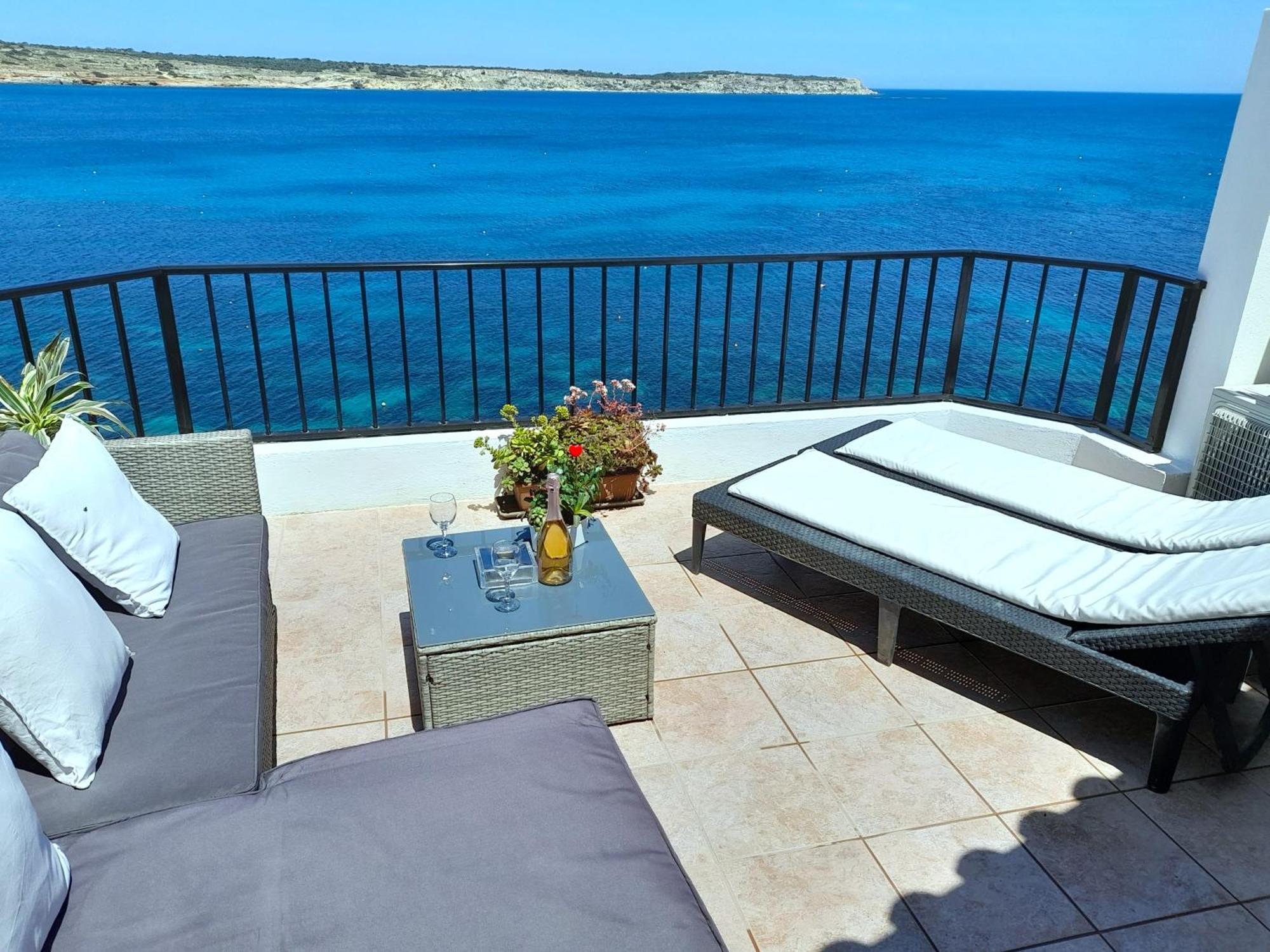 Seafront Apartment Terrace, Lounger & Panoramic Ocean Views 梅利哈 客房 照片