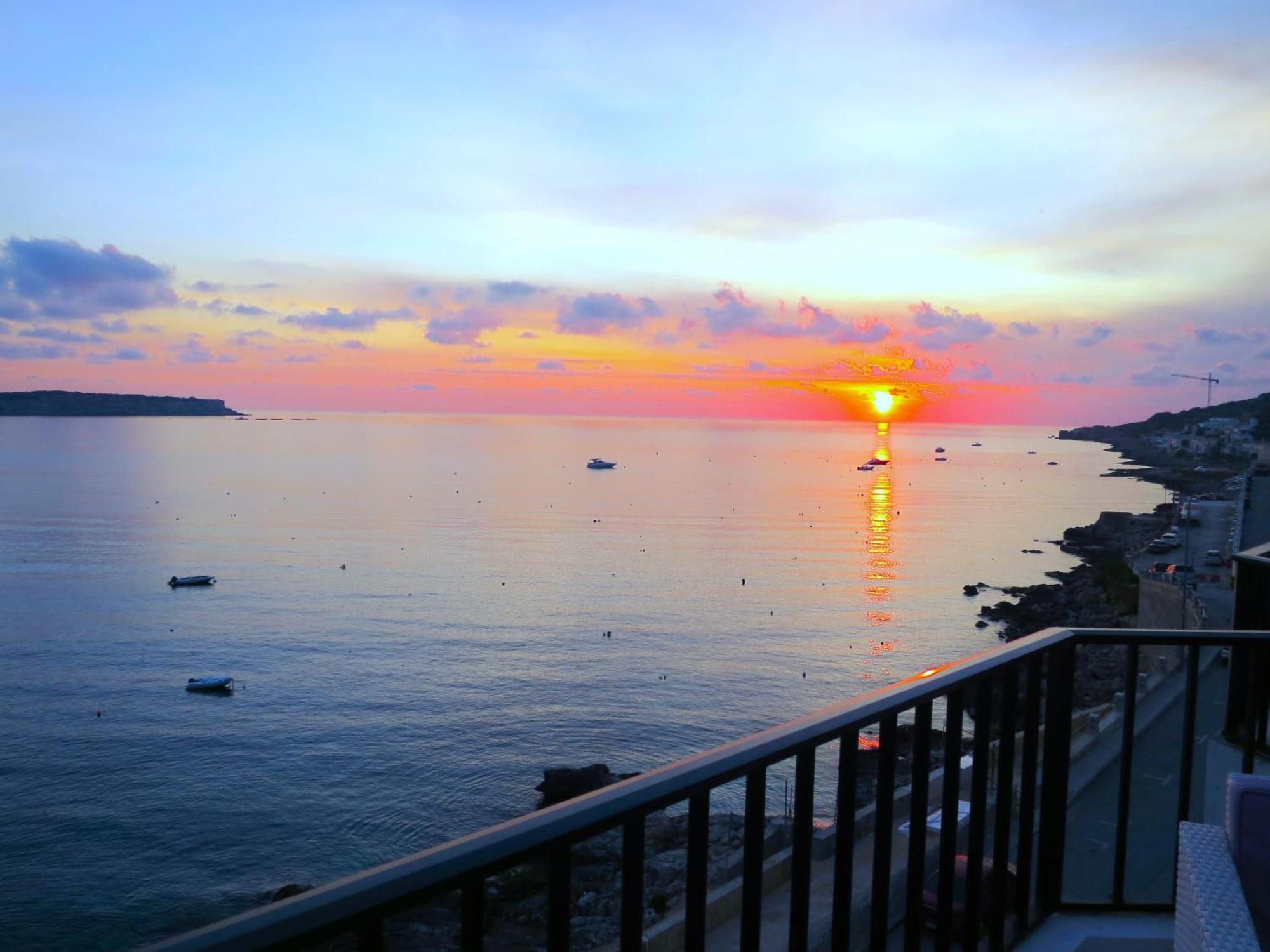 Seafront Apartment Terrace, Lounger & Panoramic Ocean Views 梅利哈 外观 照片