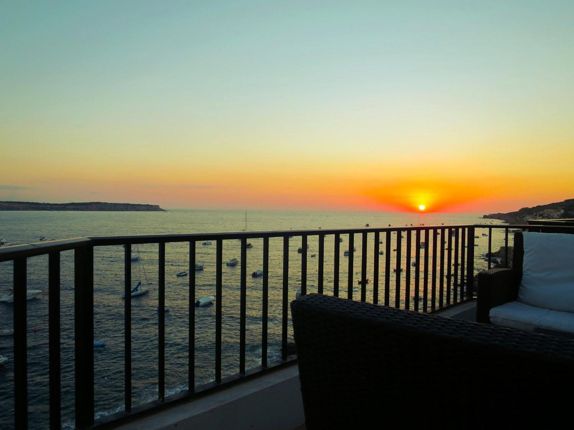 Seafront Apartment Terrace, Lounger & Panoramic Ocean Views 梅利哈 客房 照片