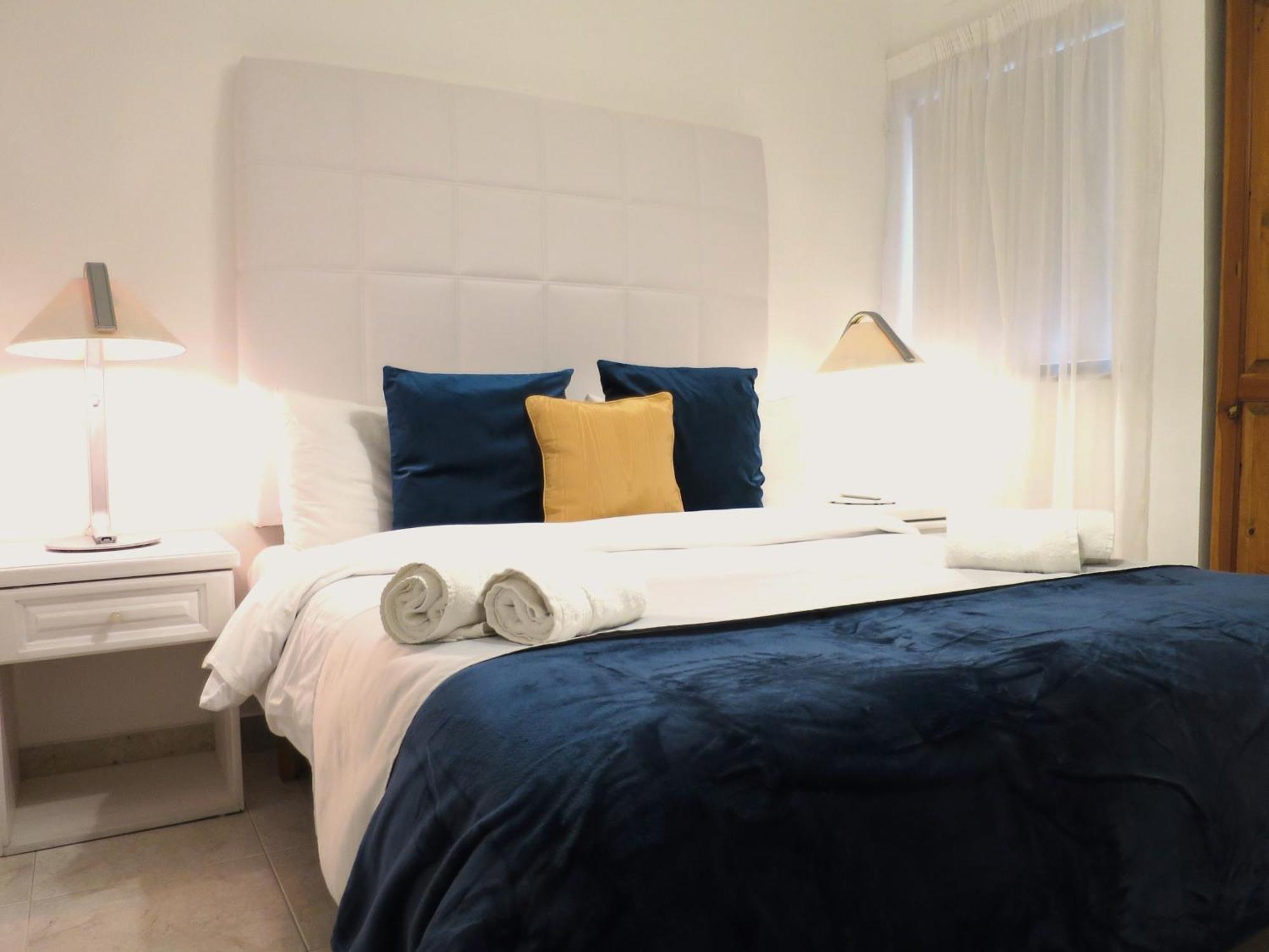 Seafront Apartment Terrace, Lounger & Panoramic Ocean Views 梅利哈 客房 照片