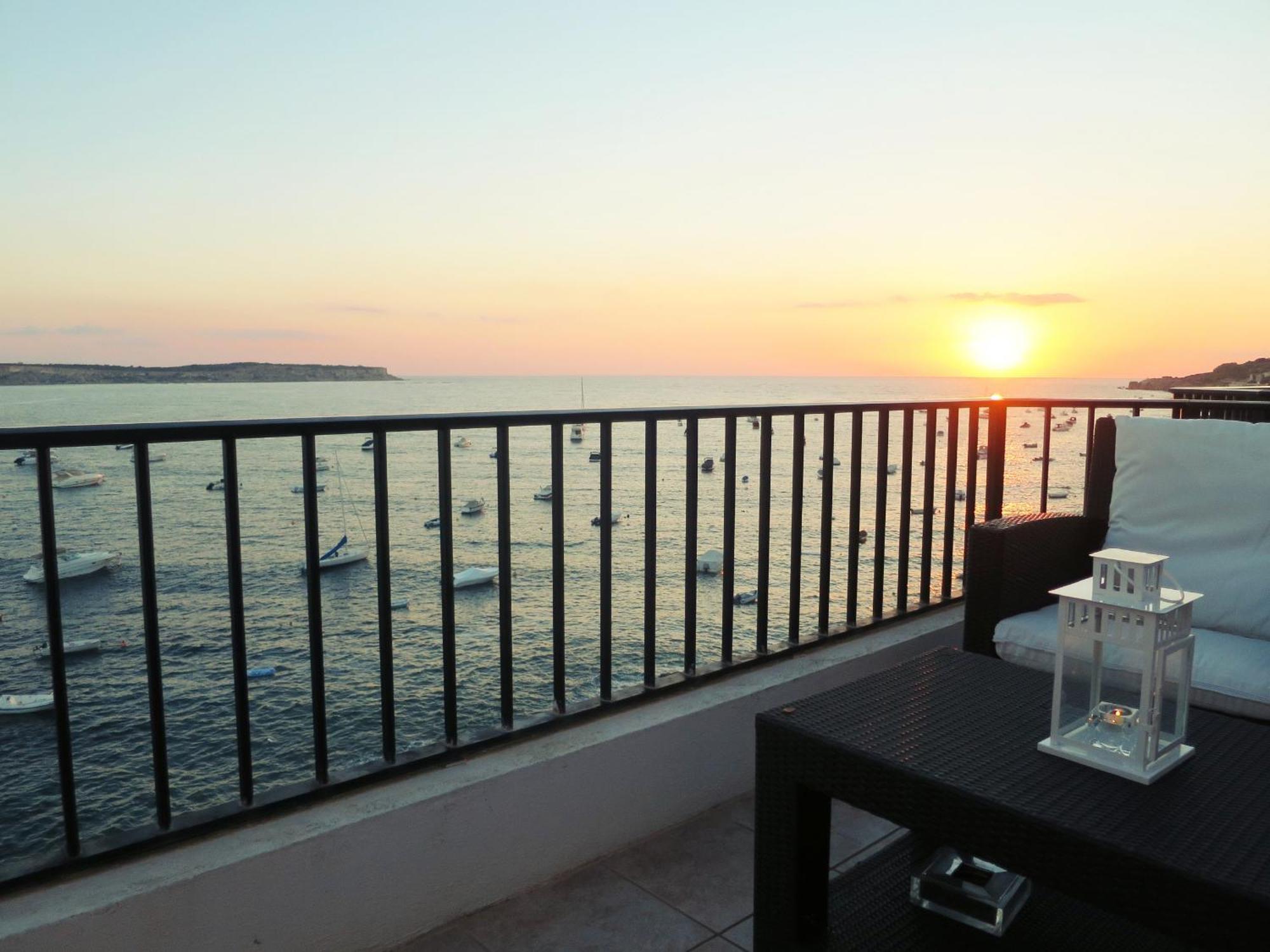 Seafront Apartment Terrace, Lounger & Panoramic Ocean Views 梅利哈 外观 照片